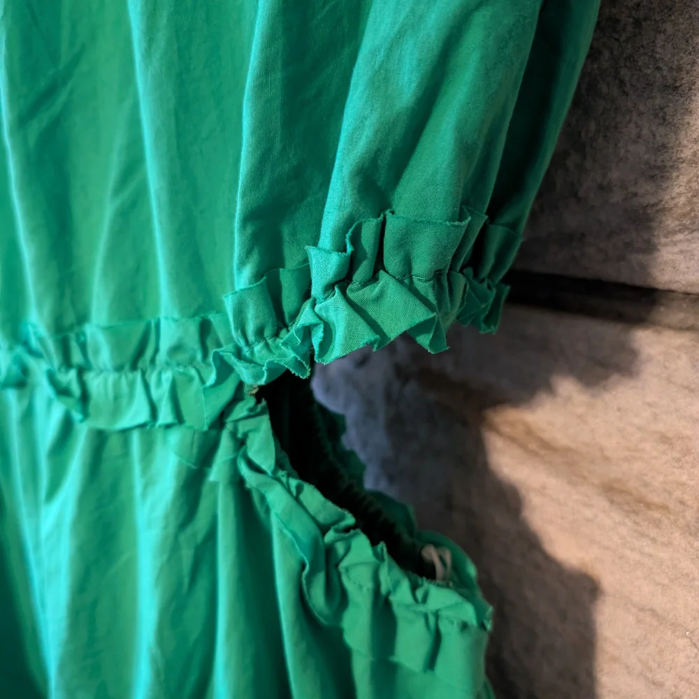 Green Sleeveless Tiered Maternity Dress - Picture 5 of 8